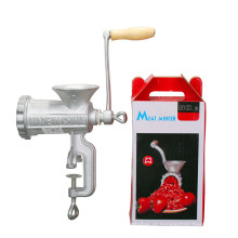 Mincer de carne com alça de madeira